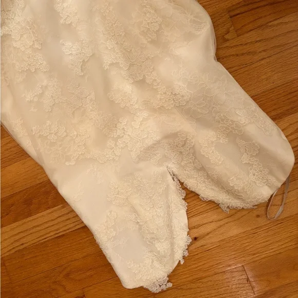 Vera Wang Strapless Lace Bridal Gown - Picture 11 of 12